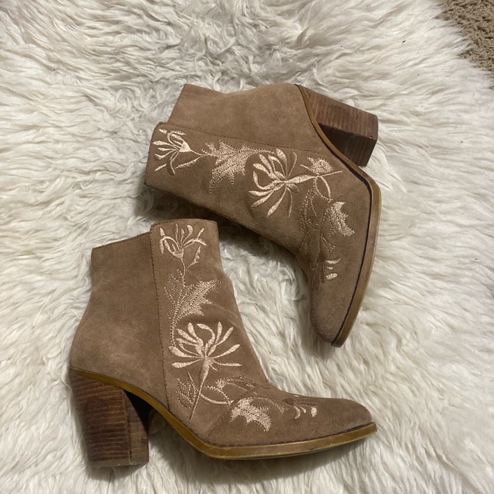Lucky Brand Elenor‎ Suede Floral Embroidered Boho /Western Style Ankle Boots 8